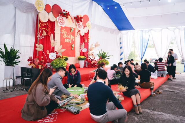 Employees from various Vinphaco department gather together to wrap Banh Chung Tet at the festival